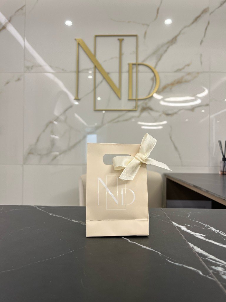 Bolsa de branding ND sobre recepción de clínica