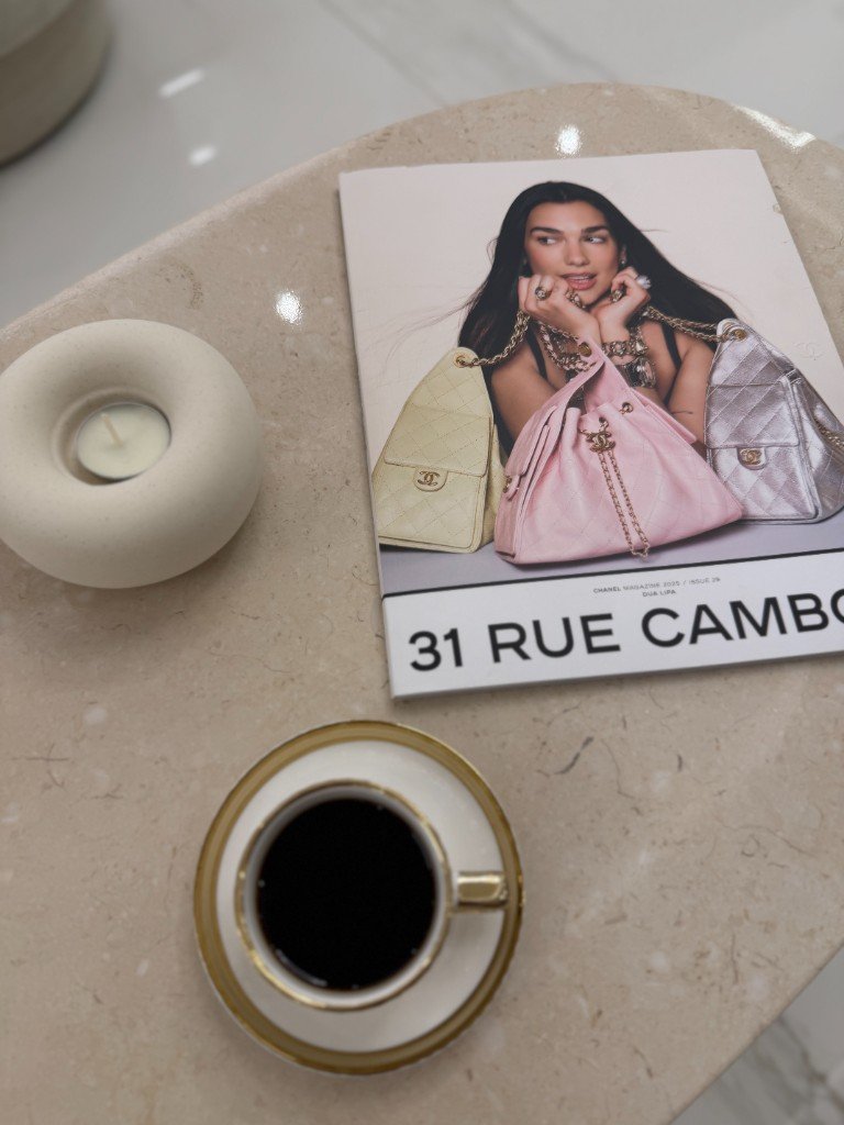 Detalle lifestyle de mesa con café y revista editorial
