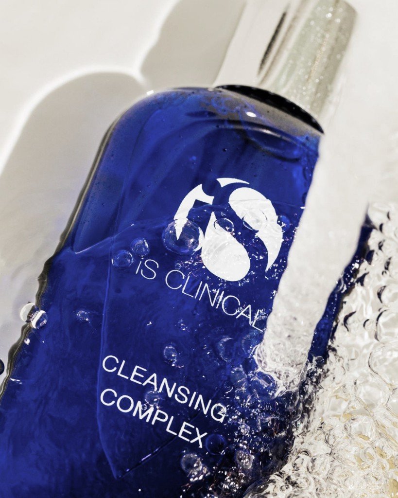 iS Clinical Cleansing Complex en agua en movimiento