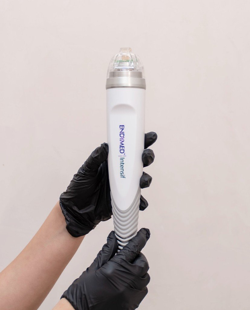Handpiece ENDYMED Intensif sostenido por especialista